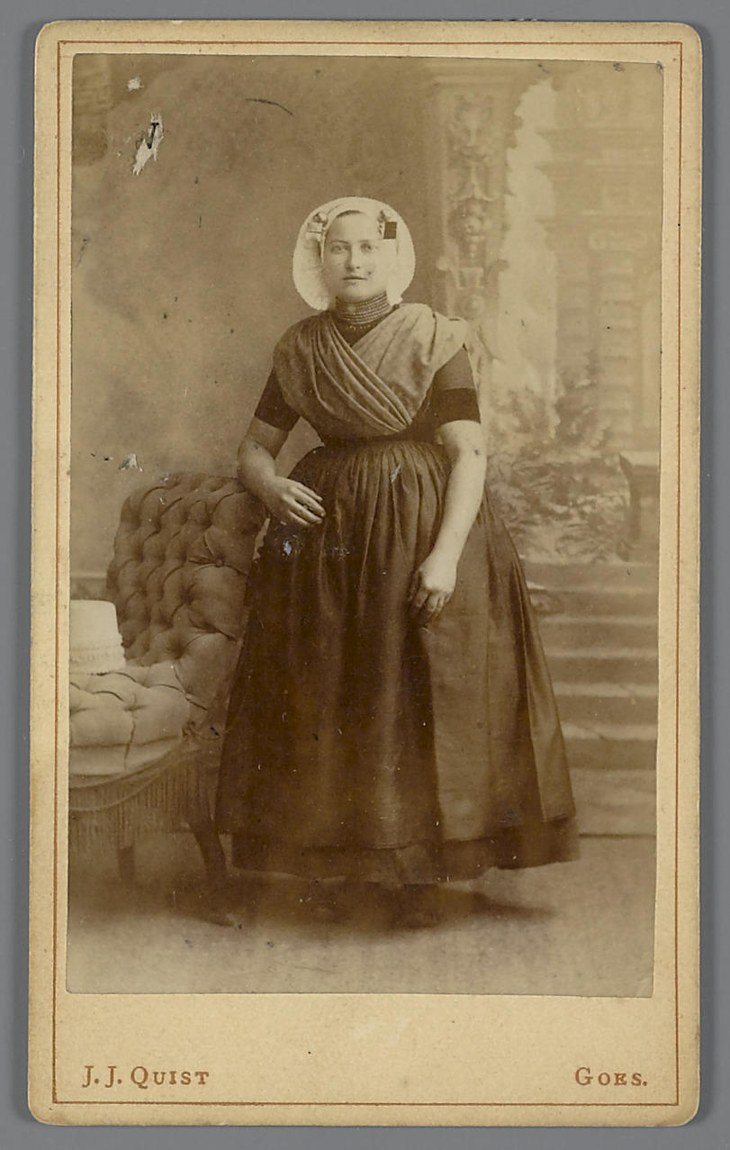 Vrouw in protestantse Zuid-Bevelandse streekdracht, 1869–1902