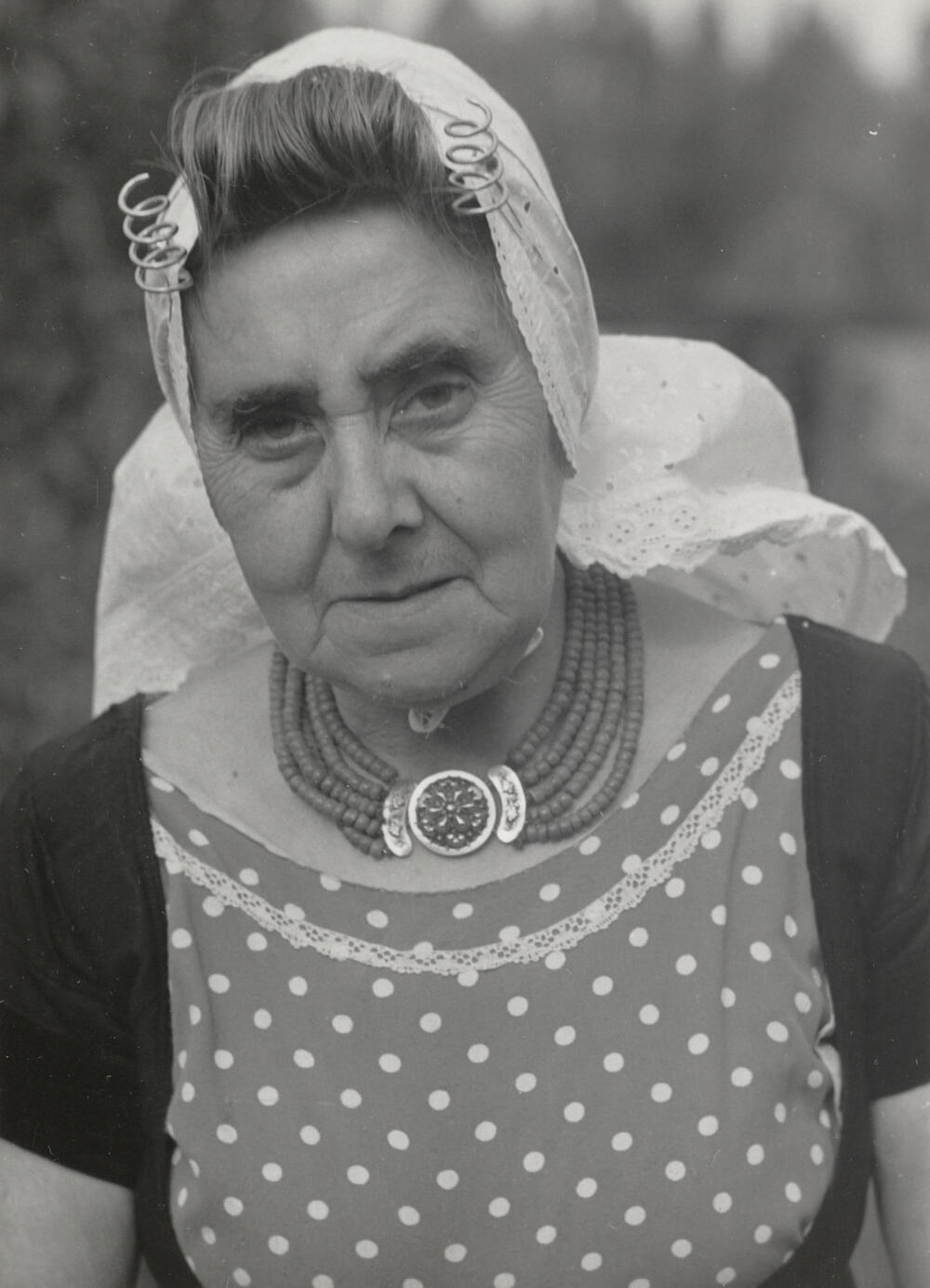 Vrouw uit Veere in Walcherse dracht, 1950