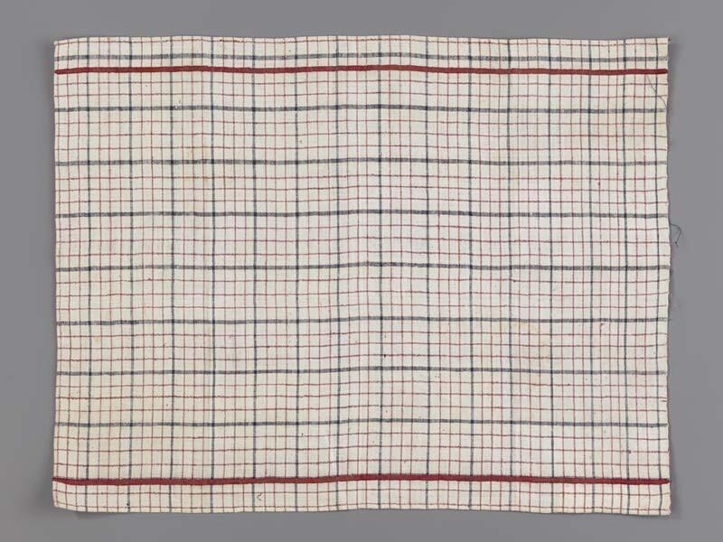 Hindelooper borstlap of foarpeldook van wit, blauw en rood bont