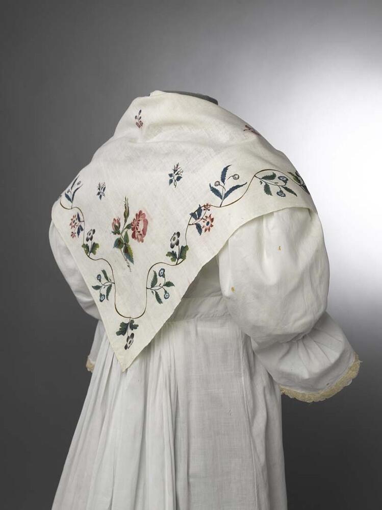 Fichu met bedrukte gestileerde bloemen, hoekmotief met roos en de rand bedrukt met bloemenrank