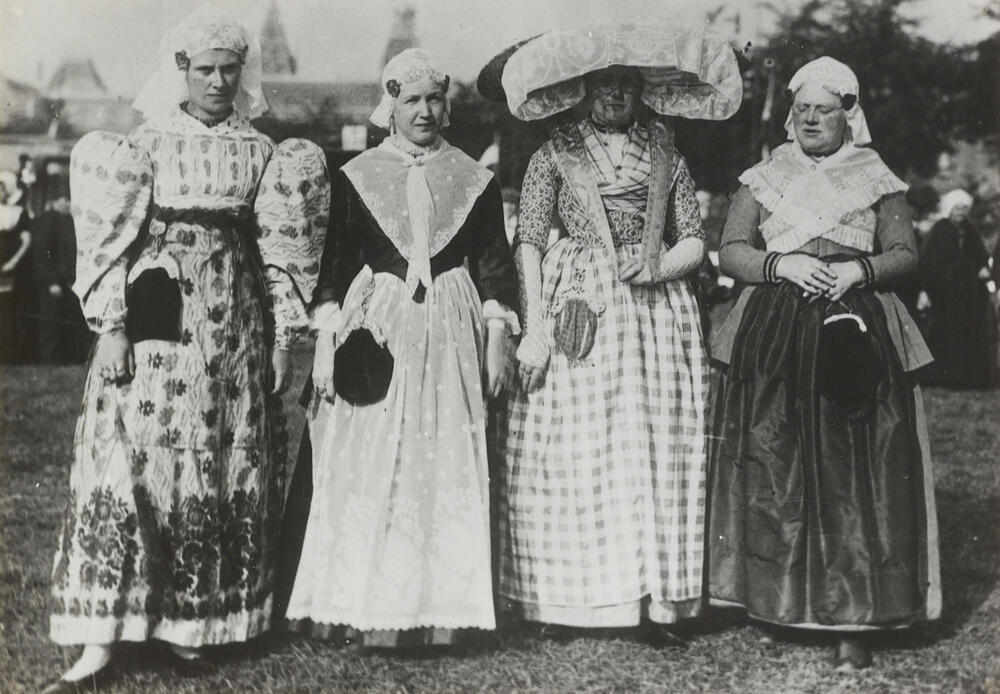 Vier vrouwen in Friese dracht, 1913