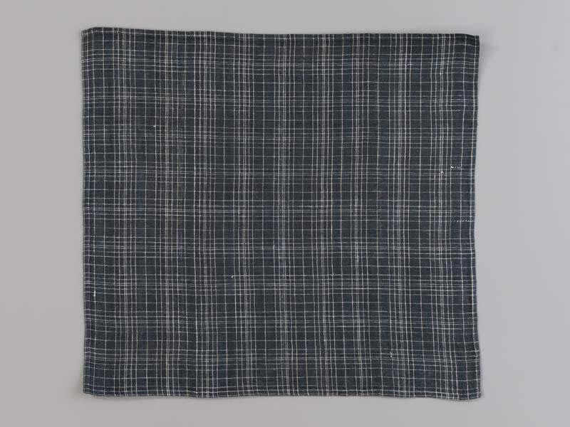  Hindelooper borstlap of foarpeldook van blauw en wit bont voor de zware rouw
