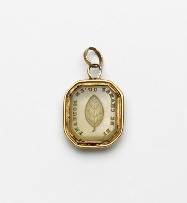 Gouden hanger, achthoekig, met steen waarin gegraveerd een blad, met oog