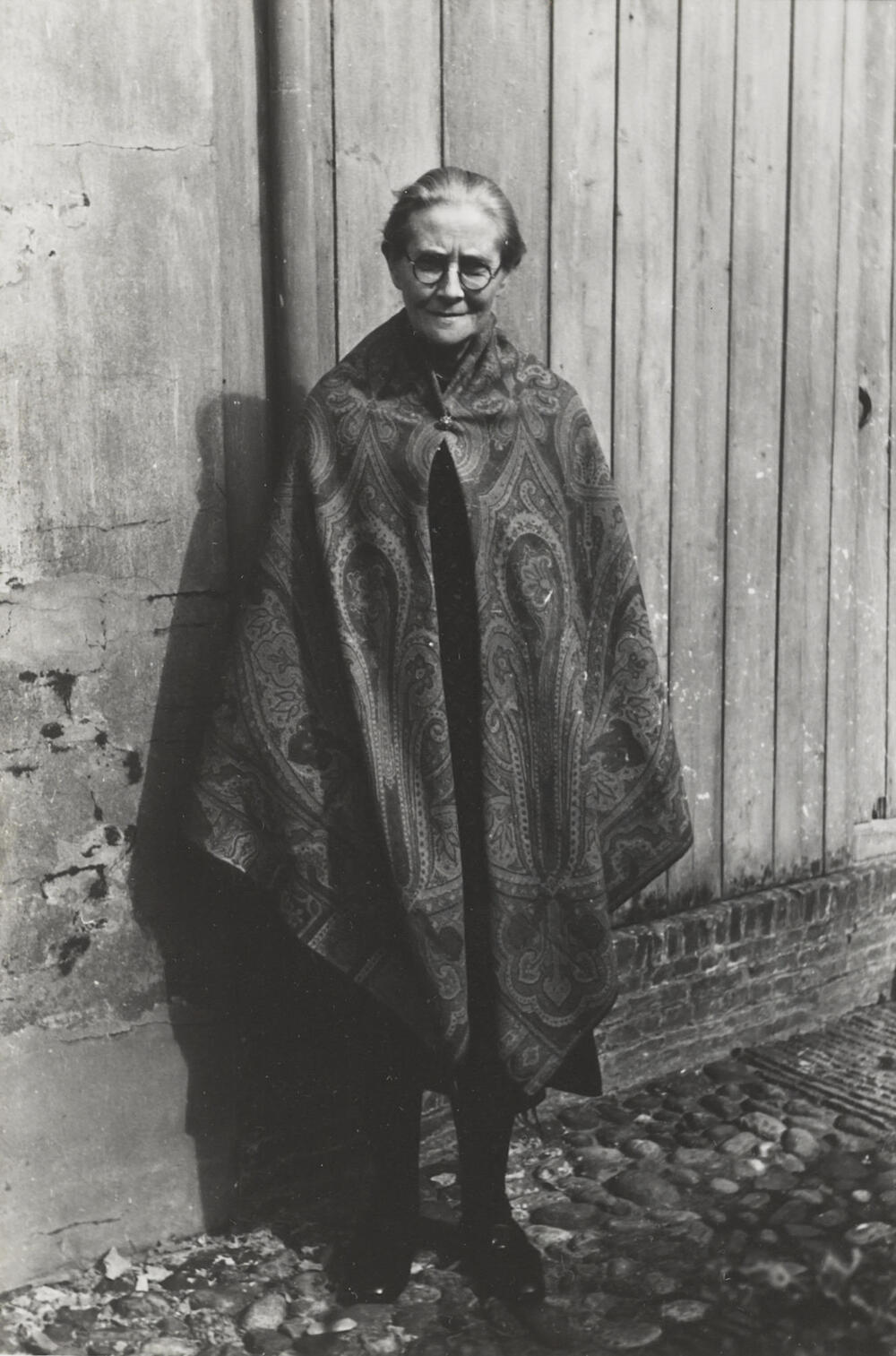Vrouw uit Workum met 'slingerdoek', 1943