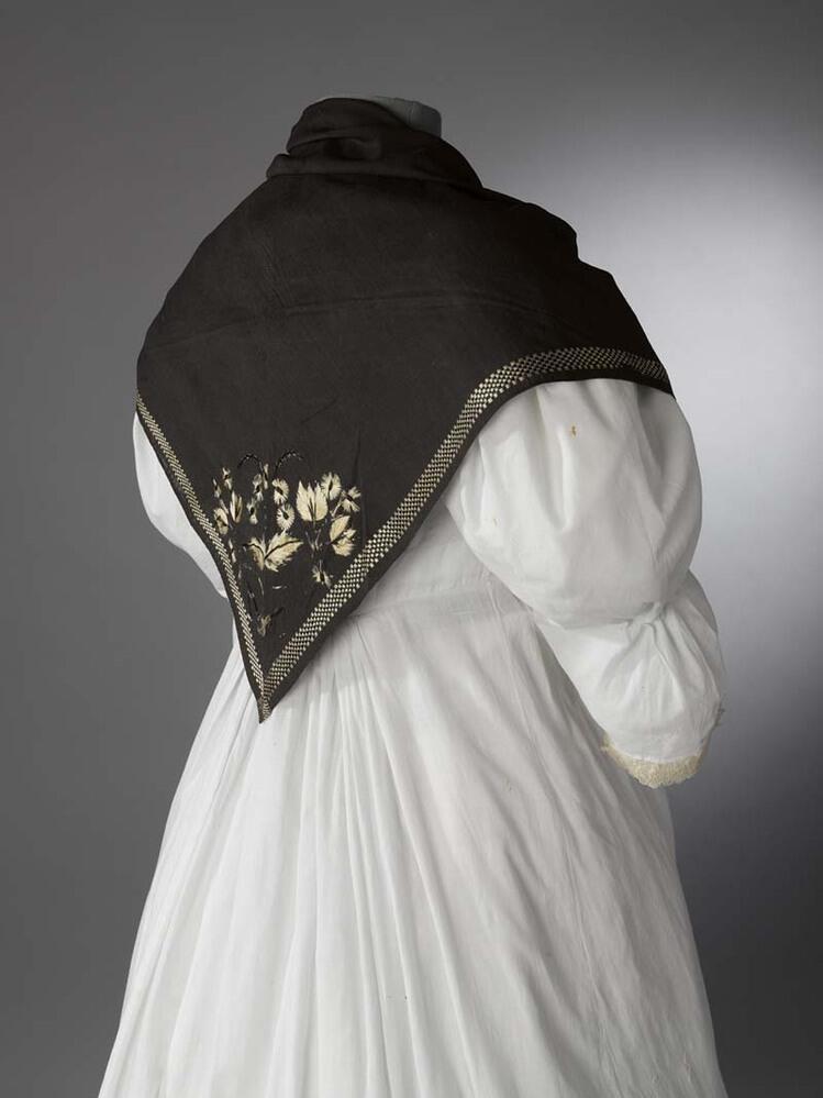 Zwarte zijden driekante doek, met een rand geweven van glanzende zijde