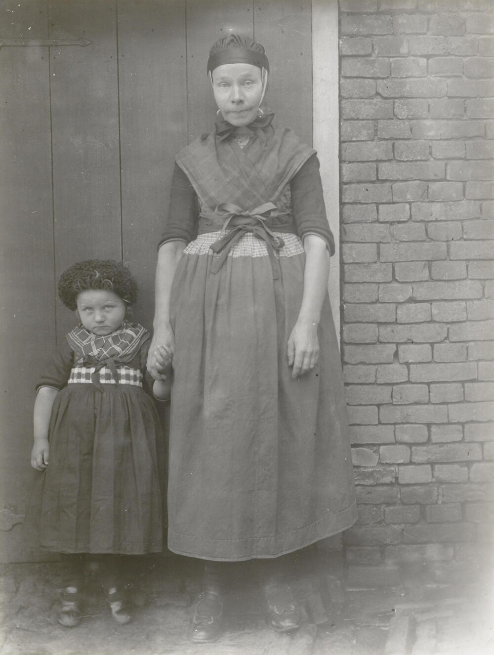 Meisje en vrouw in Staphorster dracht, 1915