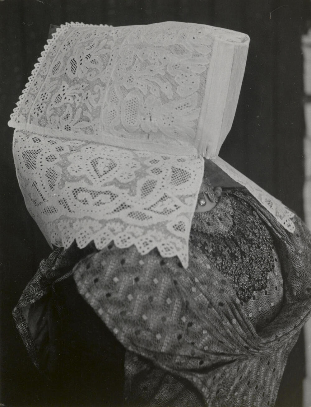 Vrouw in katholieke Zuid-Bevelandse dracht, Ovezande, 1950
