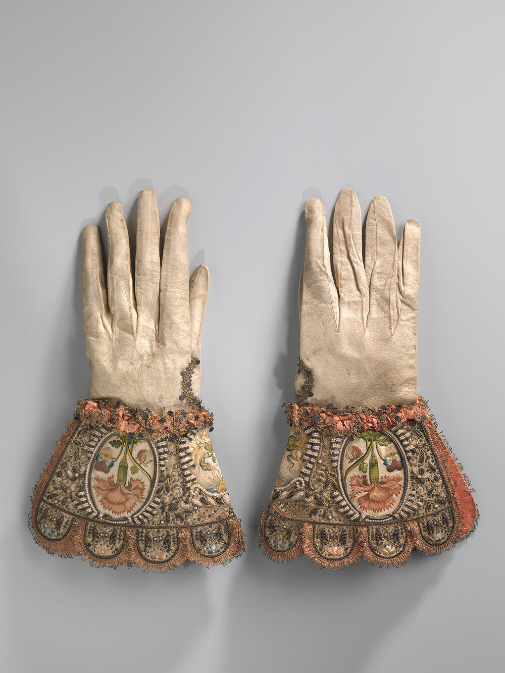 Handschoenen (paar)  en beschrijving op papier.