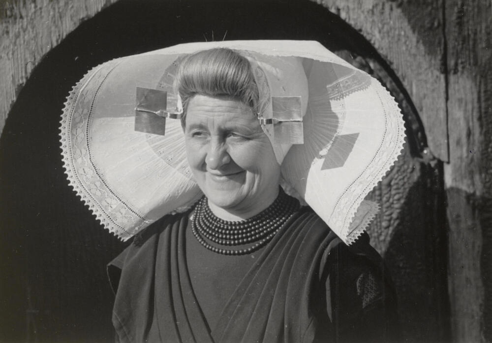 Vrouw in protestantse Zuid-Bevelandse dracht, Heinkenszand, 1950