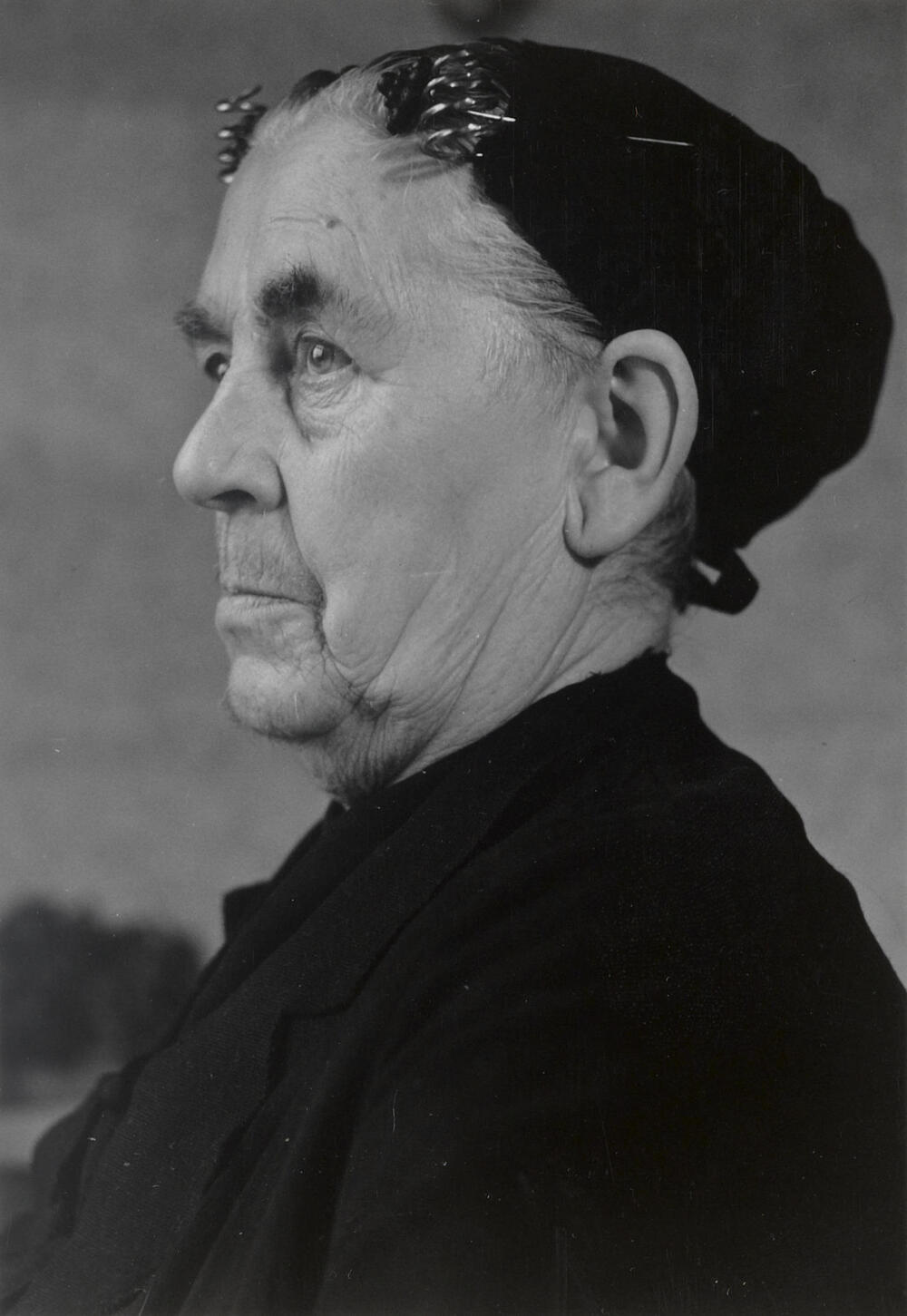 Weduwe Van Dijk uit Oud-Vossemeer in Thoolse dracht, 1955