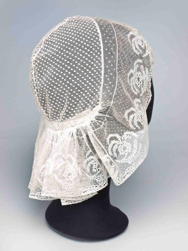 Floddermuts met handgenopte bol en strook van Rijssels kloskant met asymmetrisch bloemmotief met…