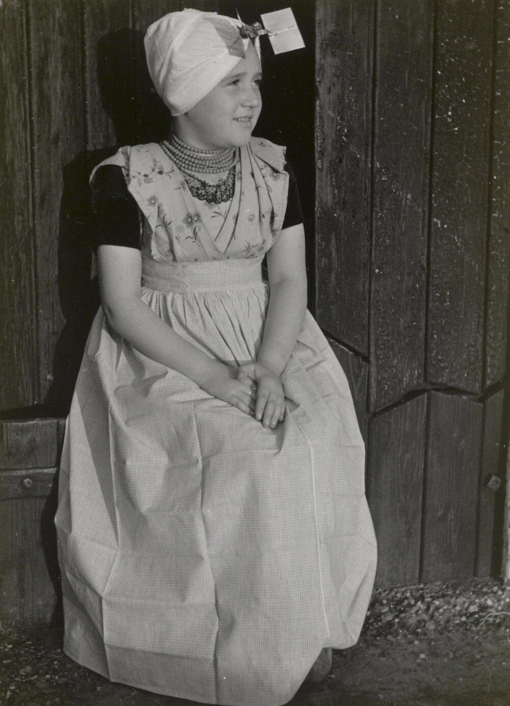 Meisje in katholieke Zuid-Bevelandse dracht, Ovezande, 1950
