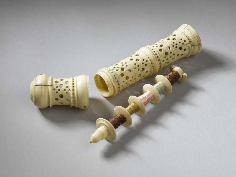 Cylindervormige wit benen garenklosjeskoker met schroefdop, de cylinder versierd met kleine en…