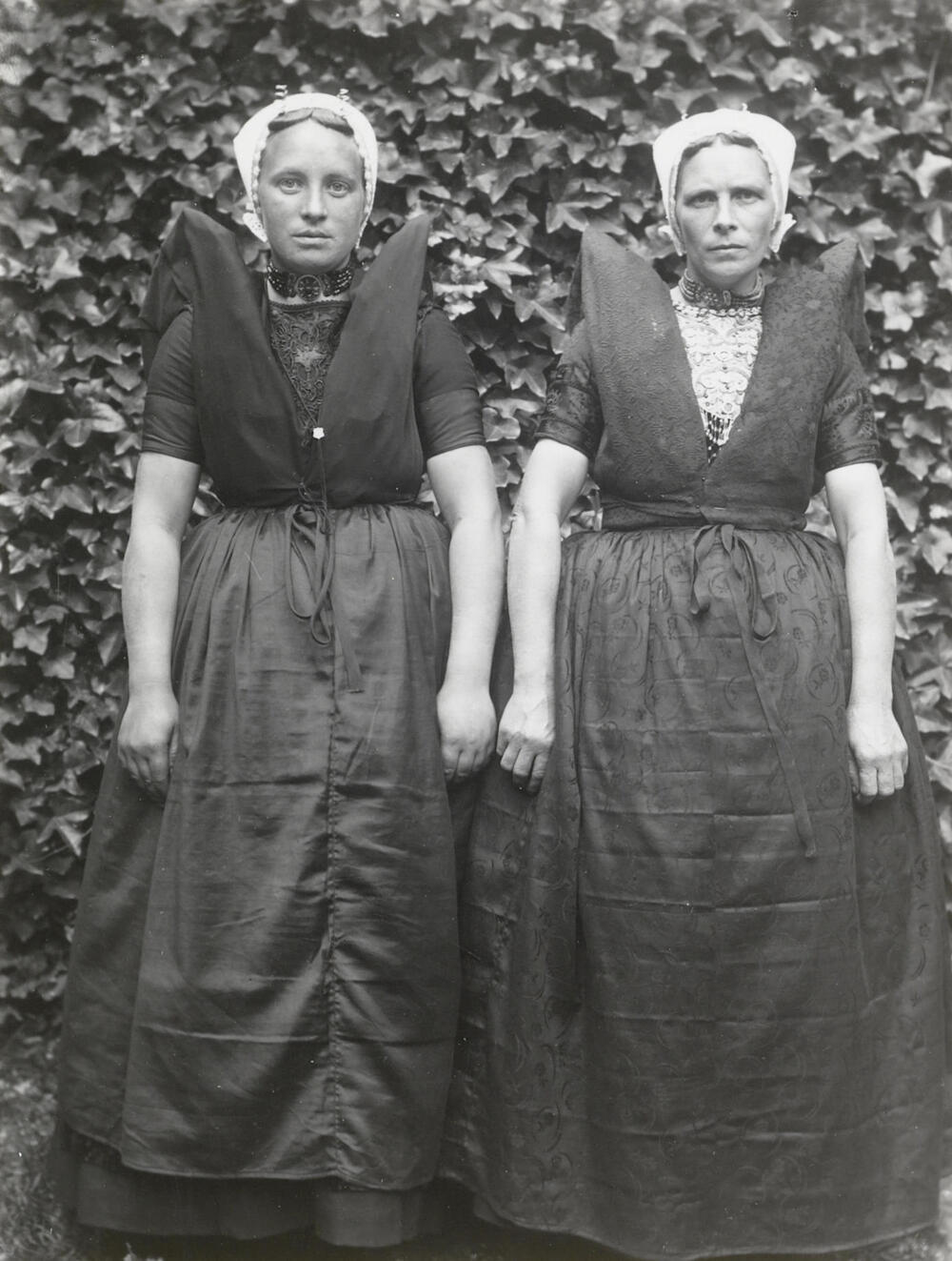 Twee vrouwen in Axelse dracht, 1915