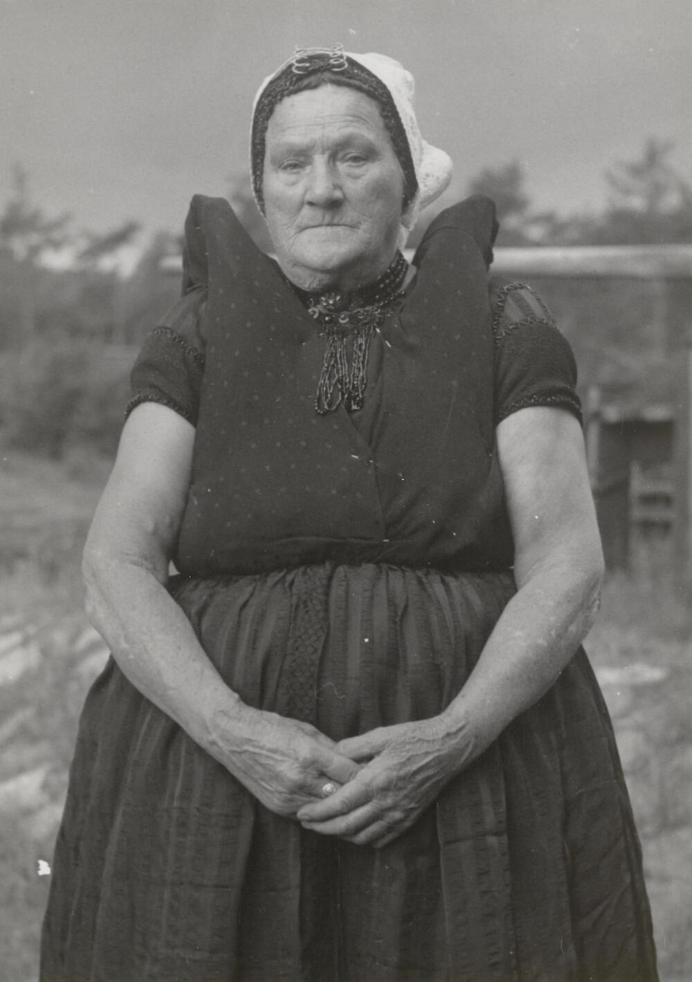 Weduwe De Bei in Axelse streekdracht, 1950