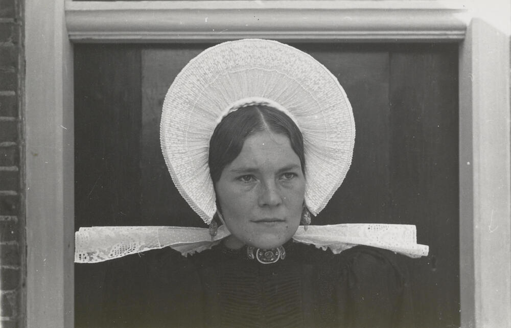 Vrouw in streekdracht, Huizen, 1945