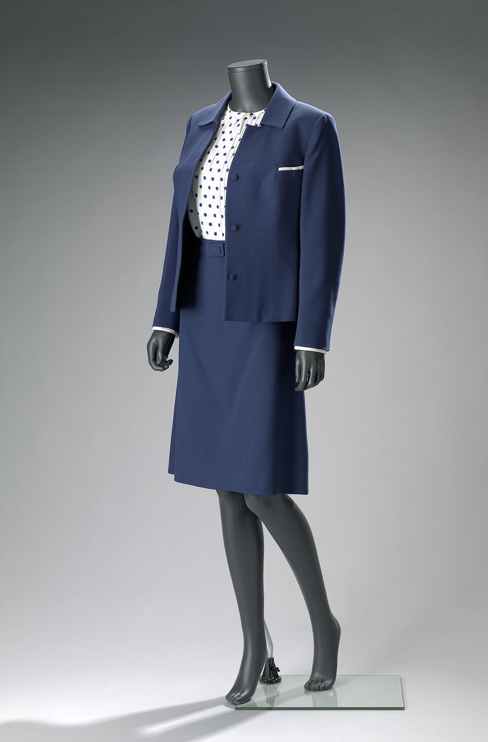 Mantelpak met witte blouse