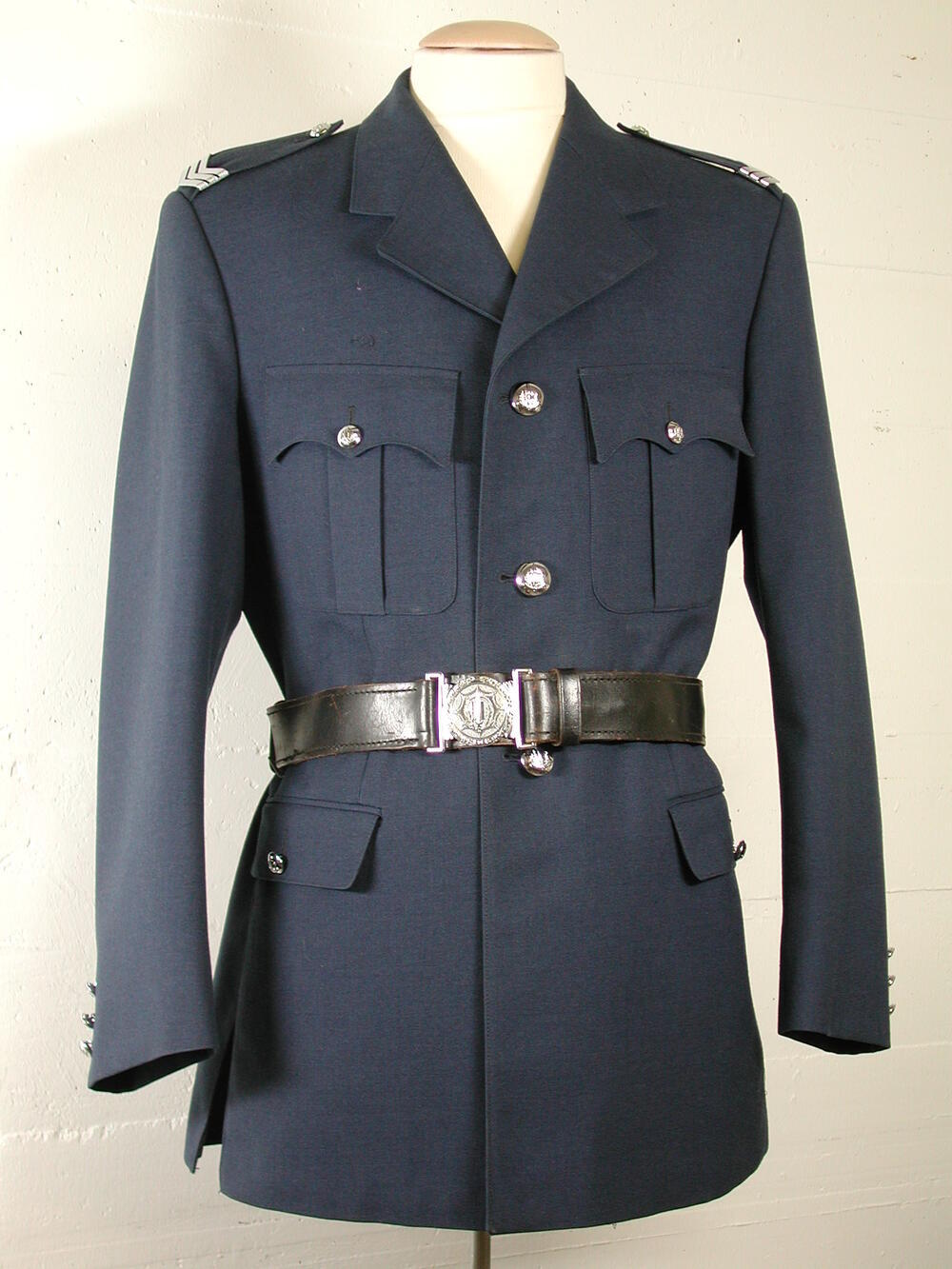 Biografisch verzamelen: L.P. Dekkers, uniformjas, broek en koppelriem bereden politie (koppelriem)