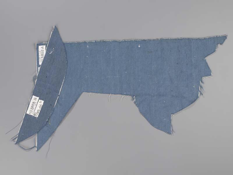 Blauw lapje wol, geweven in keperbinding