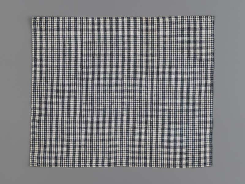 Hindelooper borstlap of foarpeldook van blauw en wit bont, voor de rouw