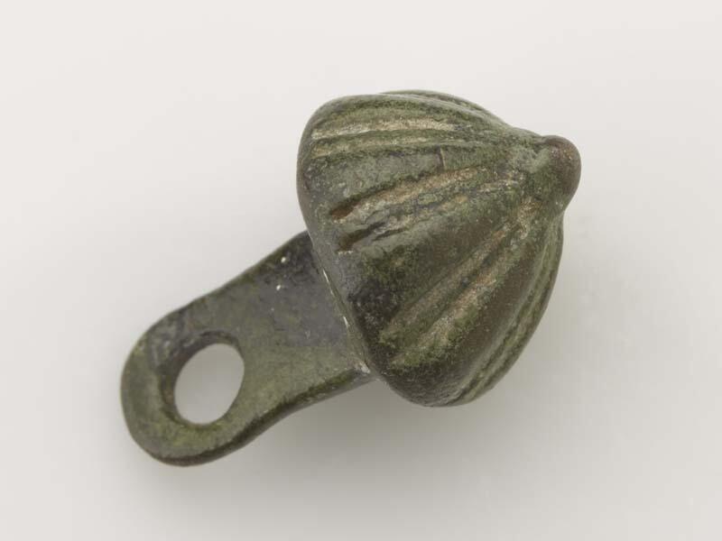 Ronde, bolle bronzen knoop met verhoogd hart