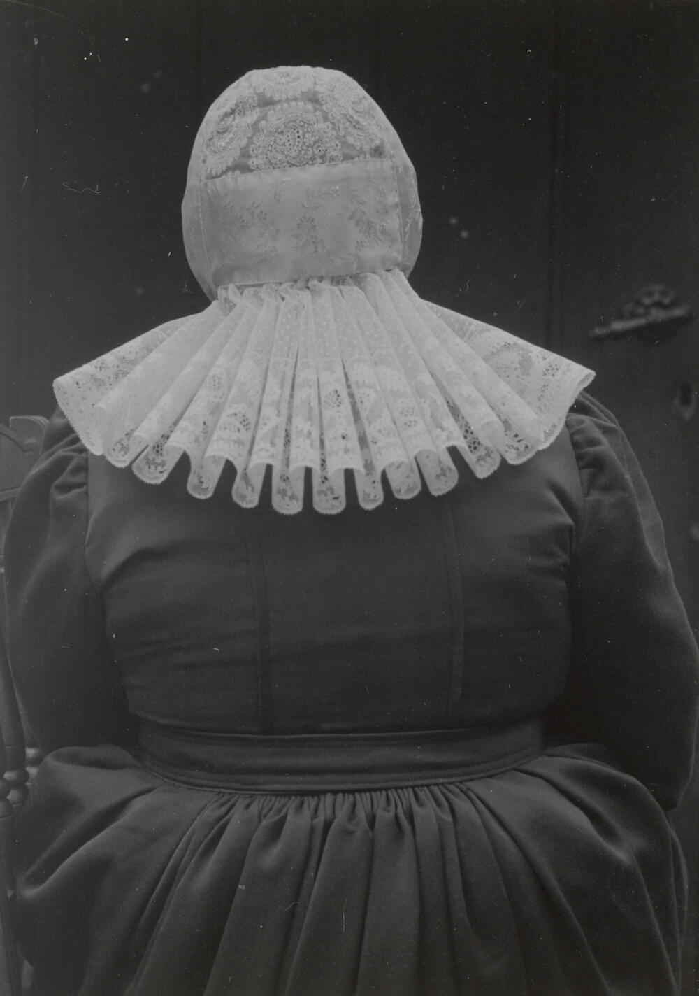 Antje Dorresteijn-Kuijer in streekdracht uit Soest, 1952