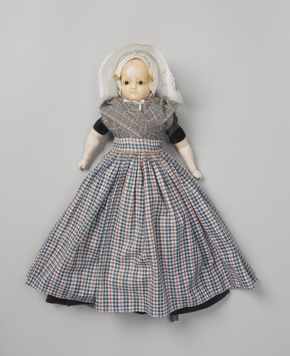 Pop gekleed als vrouw uit Nieuwland, circa 1877