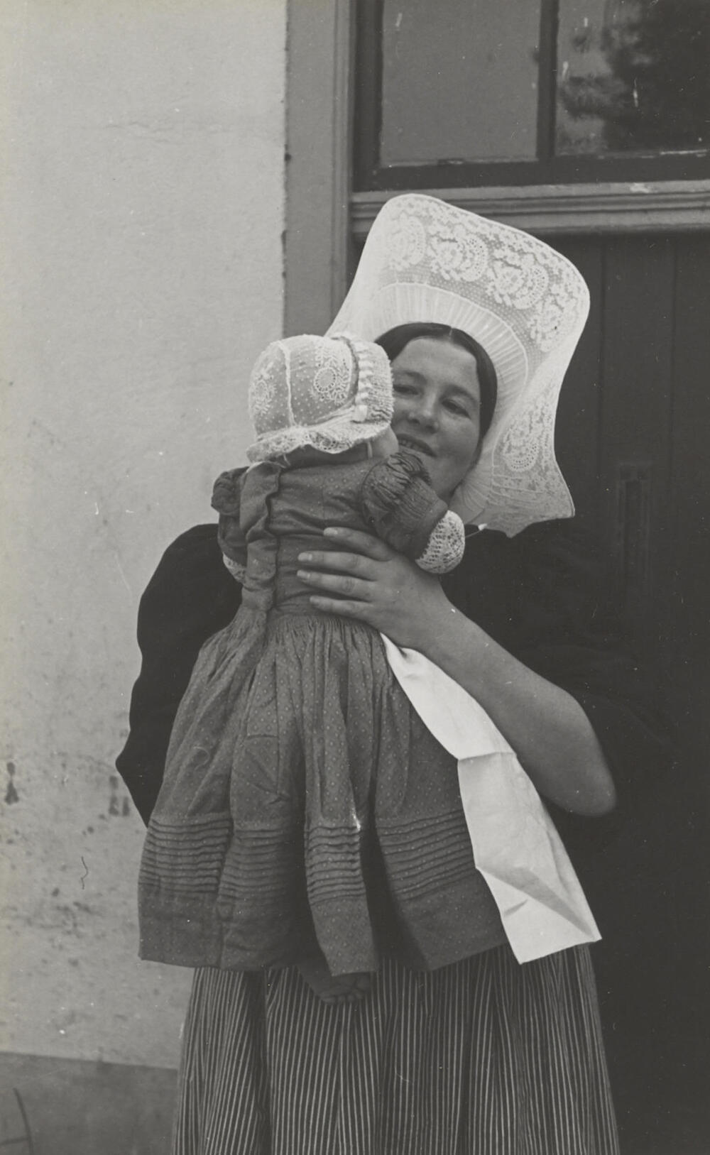 Vrouw en dopeling in streekdracht, Huizen, 1945