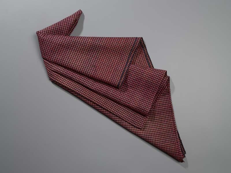 Doek van Hindeloper bont katoen met kleine ruitjes in rood, blauw en wit, oorspronkelijk een schort