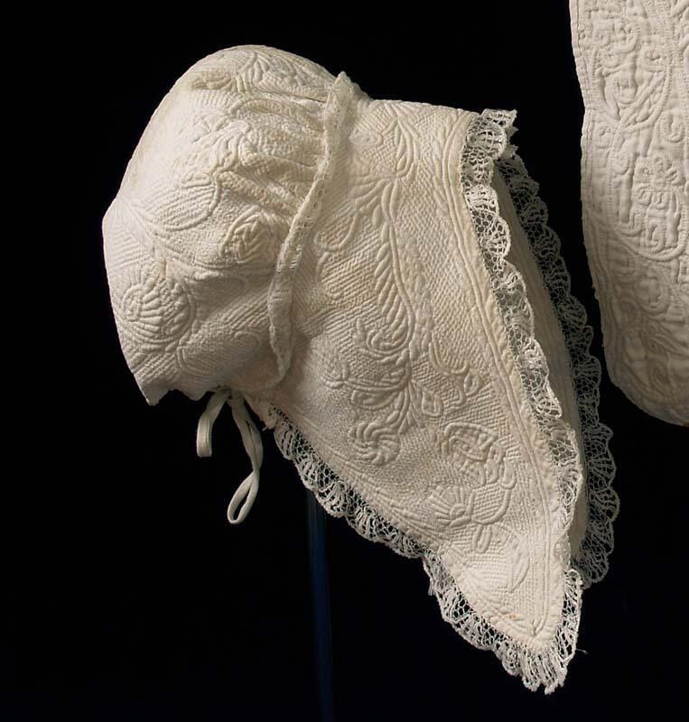 Muts van Zaans stikwerk afgezet met kantrandje