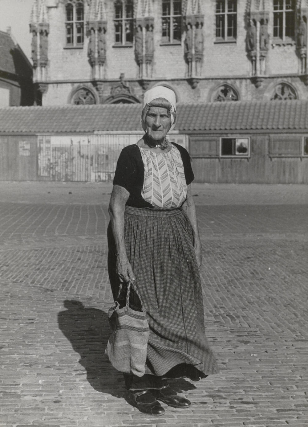 Vrouw in Walcherse dracht, Middelburg, 1947