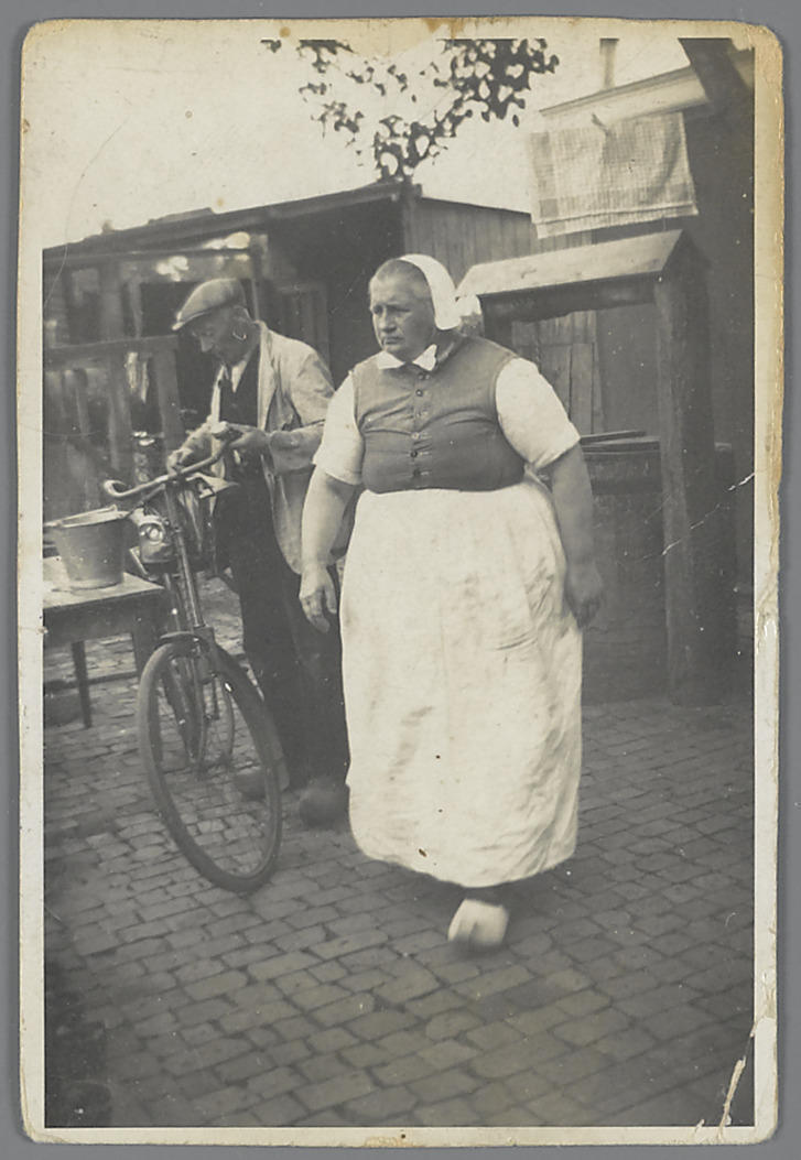 Vrouw in Rijssense streekdracht, 1935–1945