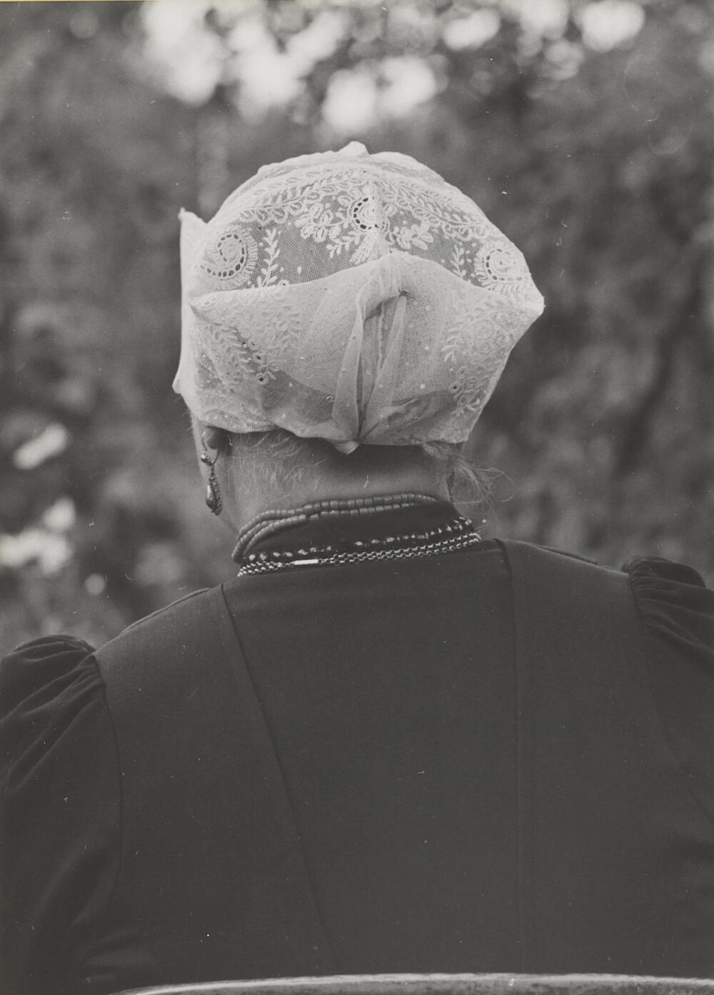 Mevrouw De Leeuw in streekdracht uit Laren, 1952
