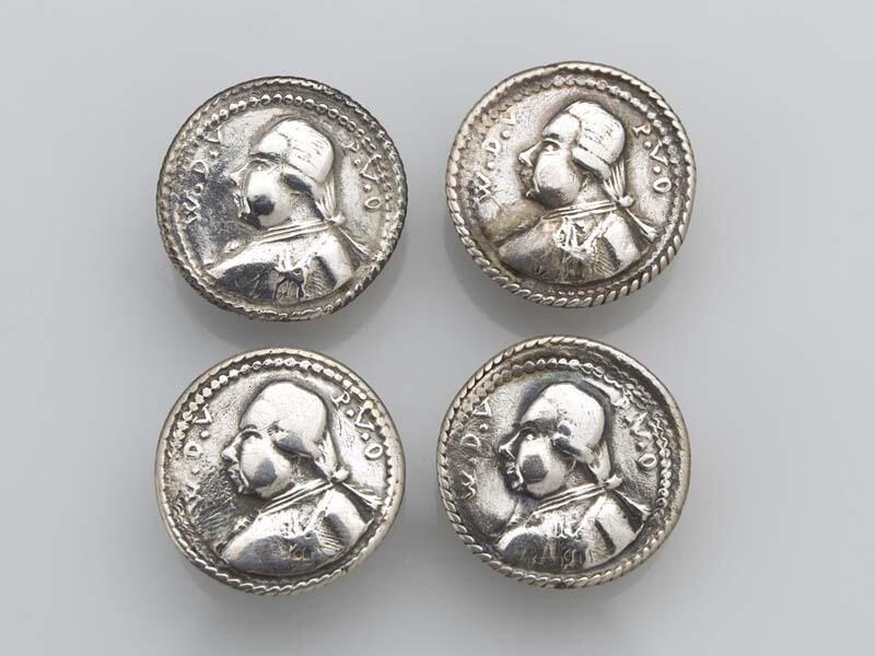 Vier ronde zilveren knopen met in stampwerk de buste van Prins Willem de Vijfde, omgeven door…