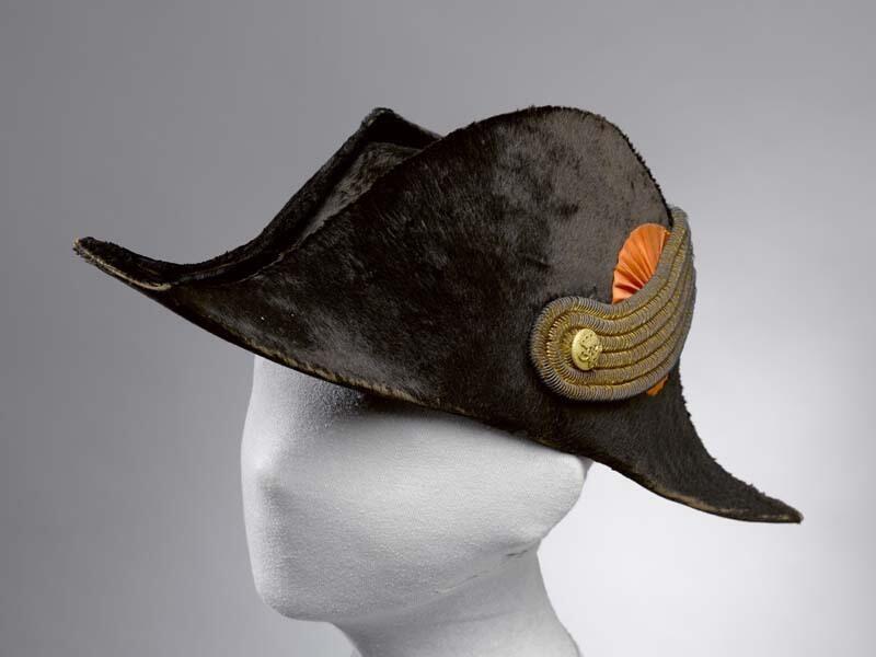 Bicorne met oranje cocarde en knoop waarop kroontje met kronkel