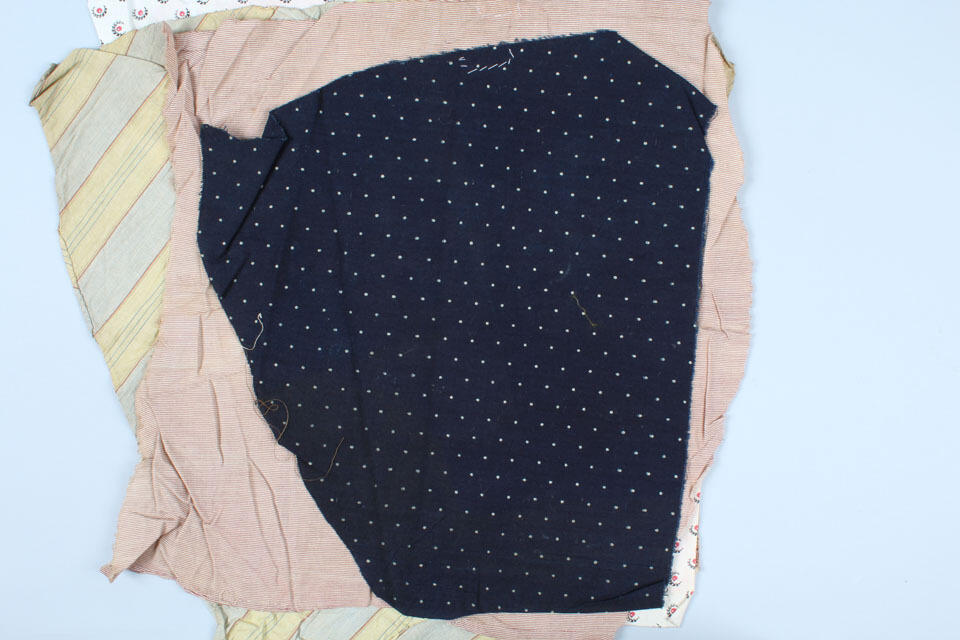 Lap donkerbaluwe stof met wit stipje, onderdeel van collectie van twaalf katoenen lappen