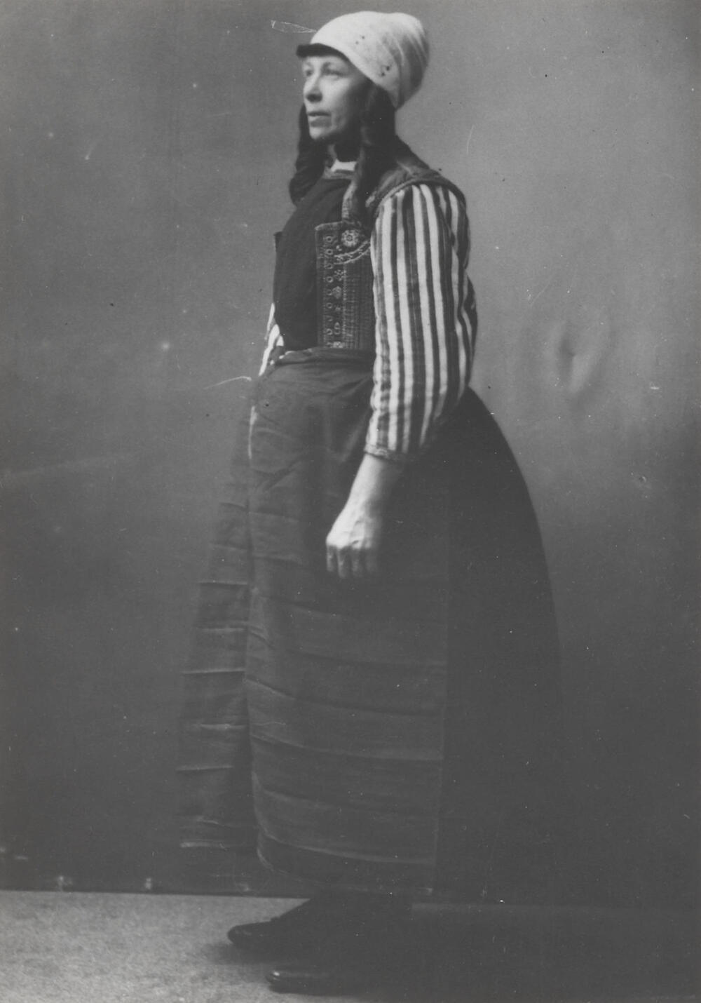 Maretje Boes-Appel in Marker streekdracht, 1910–1916