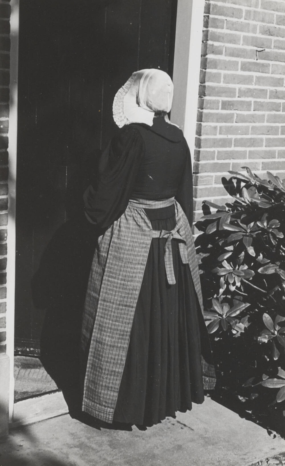 Vrouw in streekdracht, Huizen, 1945