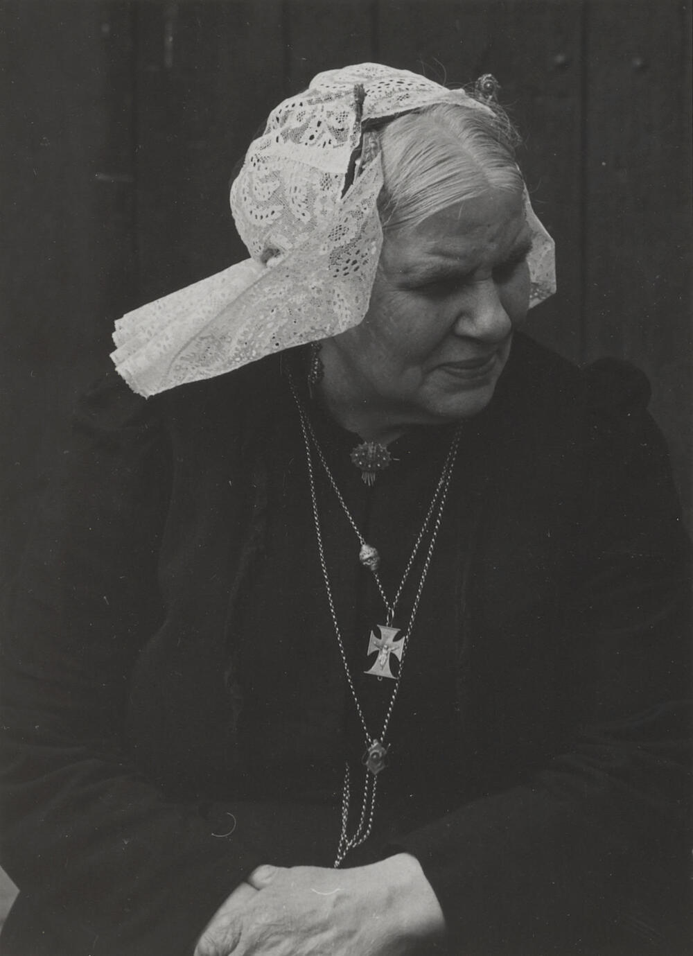 Mevrouw Vos in streekdracht uit Blaricum, 1952