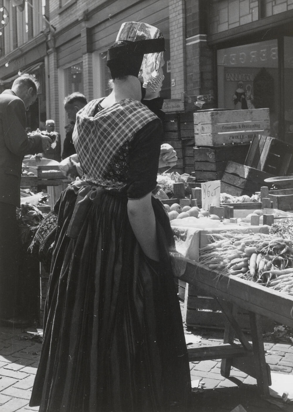 Jonge vrouw in Staphorster dracht, Meppel, 1960