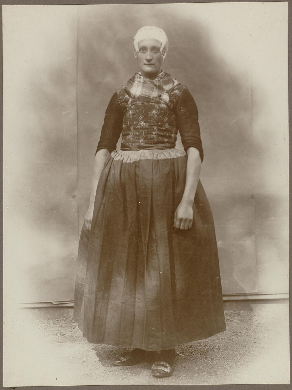 Eibertje Samuels in Veluwse streekdracht uit Hulshorst, 1913