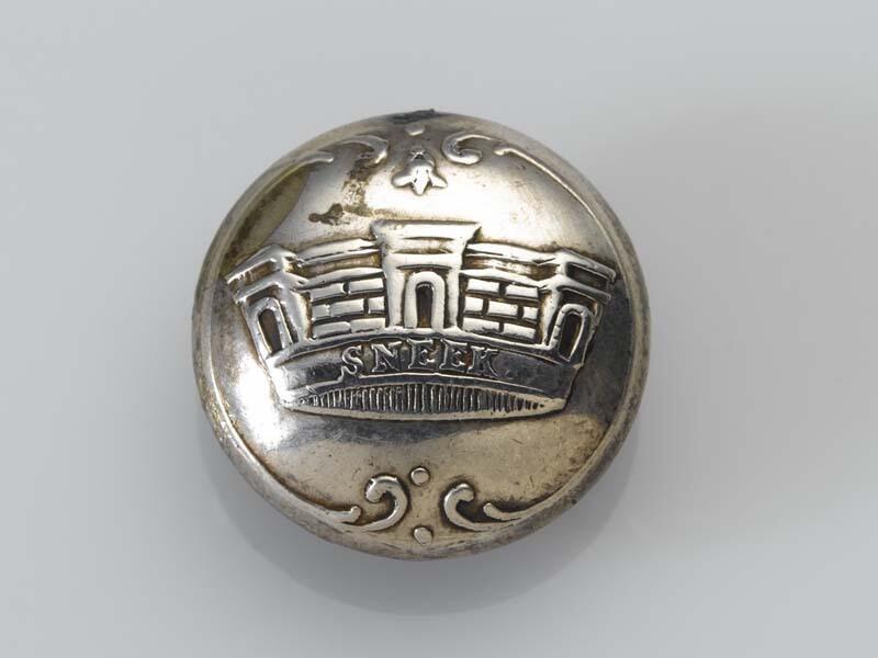 Ronde bolle knoop met een stedenkroon met  SNEEK