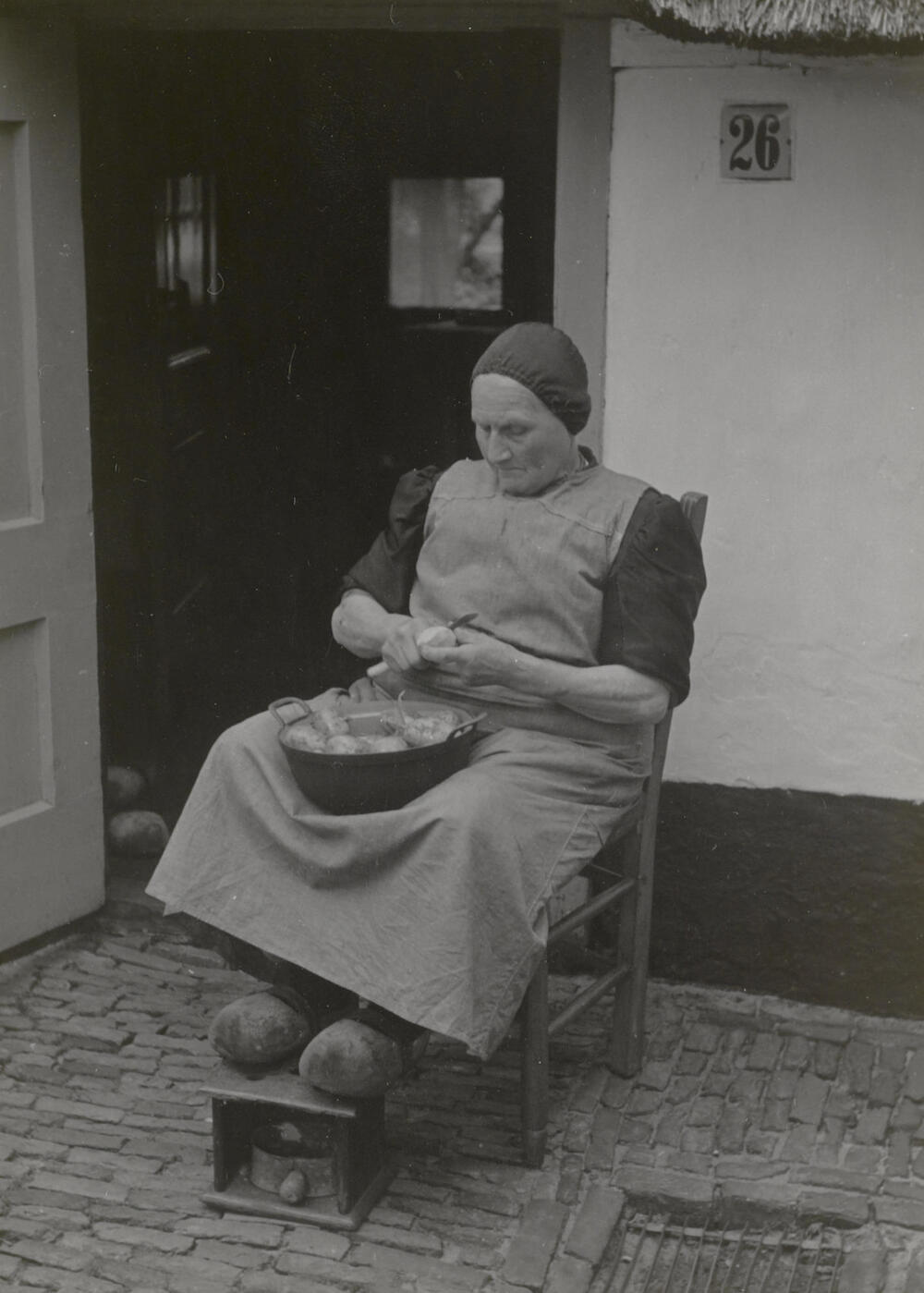 Antje Dorresteijn-Kuijer in streekdracht uit Soest, 1952