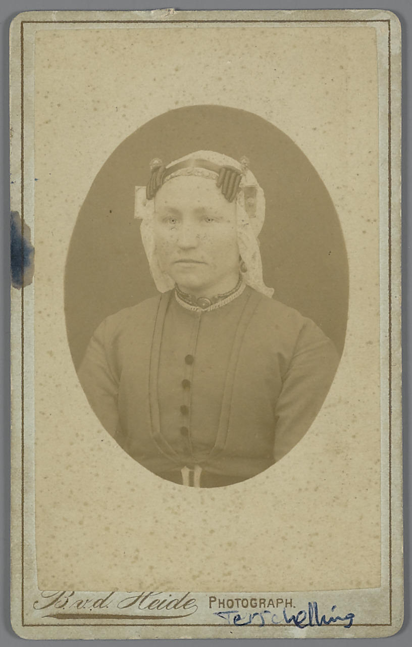 Mevrouw Haan-Striep in Terschellinger streekdracht, circa 1910