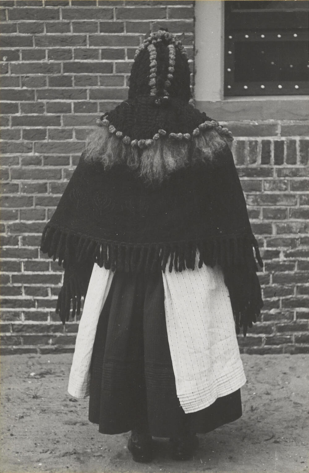 Meisje verkleed in streekdracht, Huizen, 1945