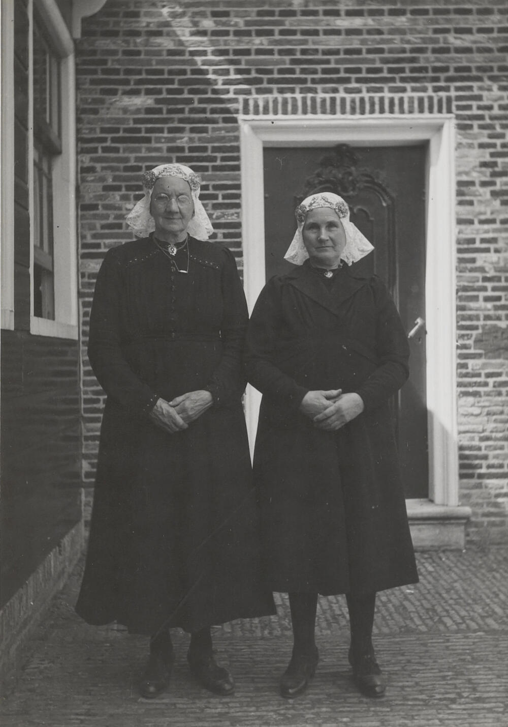 Twee vrouwen uit Rolde in Drentse dracht, 1947