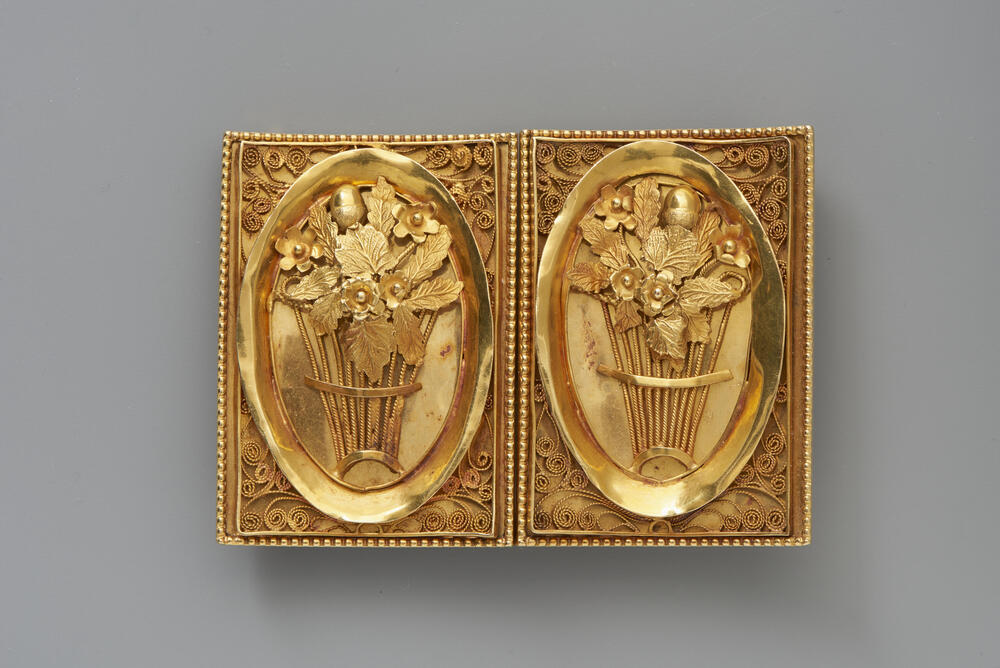 Gouden gesp, gemaakt van de boeken van een Noord-Hollands oorijzer, circa 1815