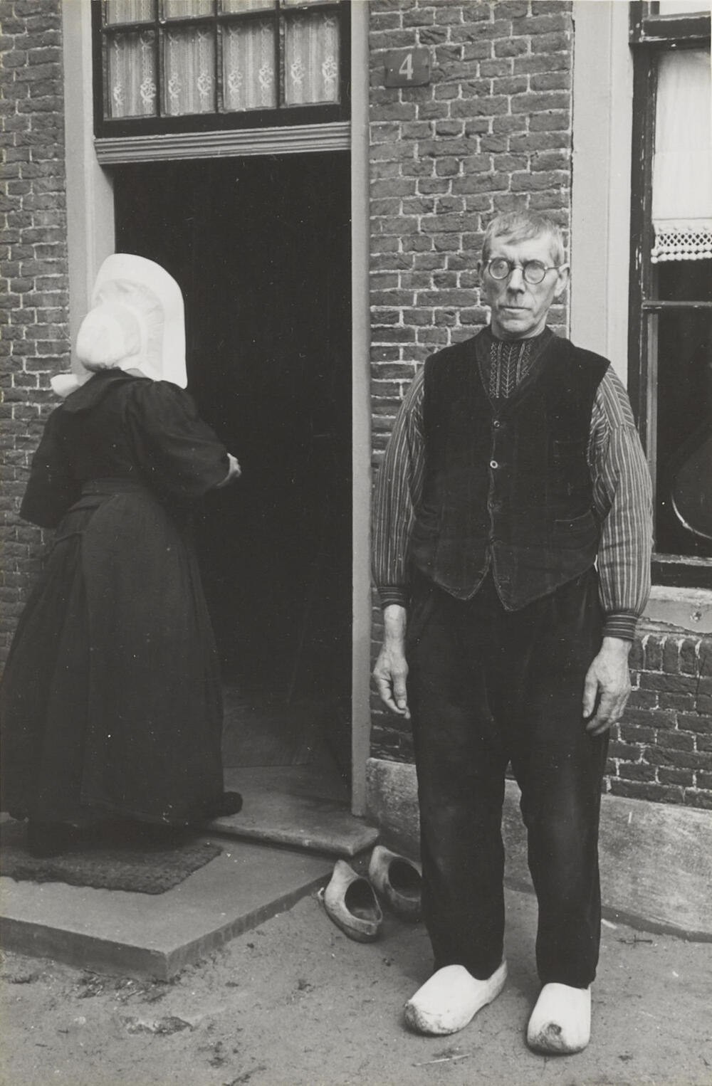Vrouw en man in streekdracht, Huizen, 1945