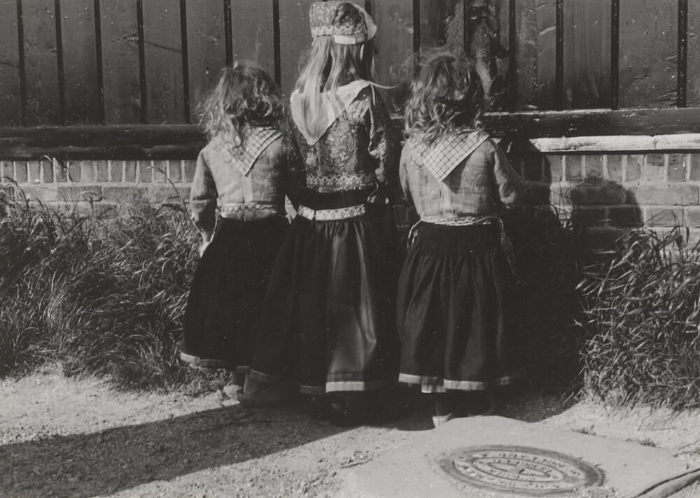 Drie zusjes in Marker dracht, 1943