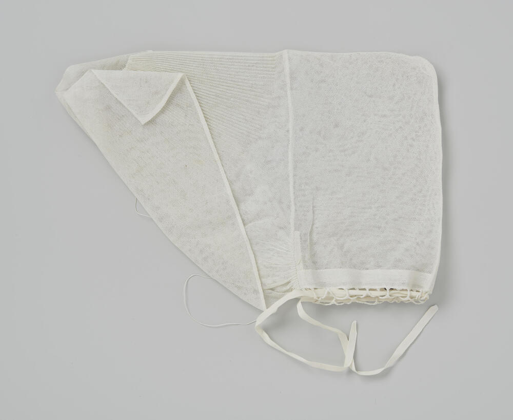 Hul of mopmuts van effen tule, Oud-Alblas, voor 1960